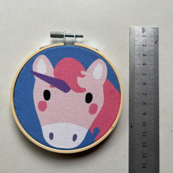 Einhorn-Bildchen im Stickrahmen (blau)